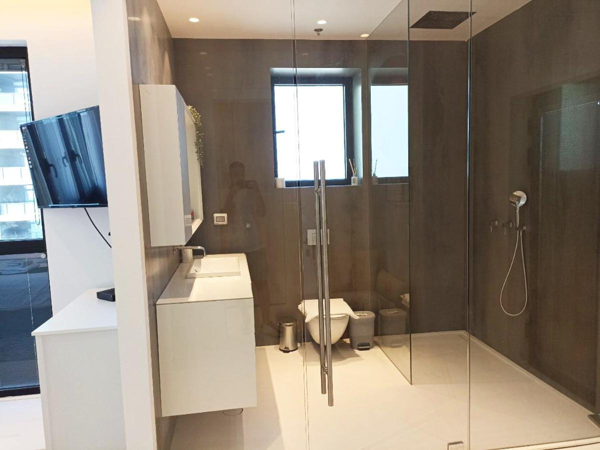 Апартаменти Yalarent Sea-Breeze Penthouse With Jacuzzi Бат-Ям Екстер'єр фото
